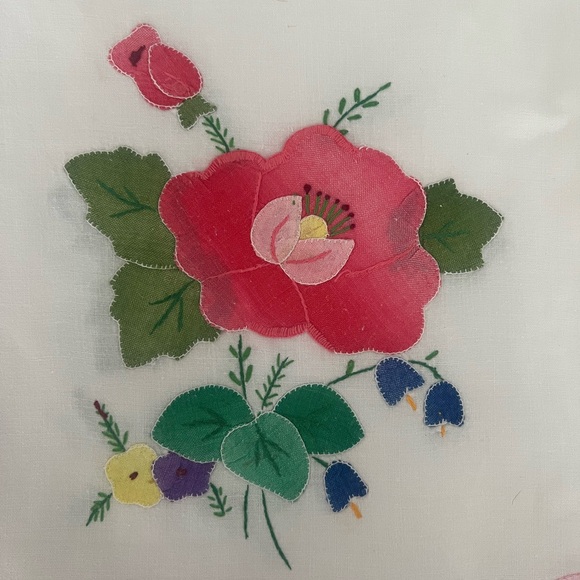 Woodward & Lothrop Handmade Floral Applique Flowers Placemats Vintage Set of 4 - Picture 2 of 6